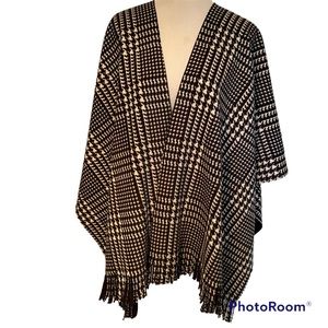 EIVISSA CAPE WRAP OPEN FRONT BLACK WHITE HOUNDSTOOTH FLEECE FRINGE OS ONE SIZE